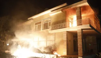 Çfarë ka mbetur një ditë pas hedhjes së molotovëve, anulohen aktivitetet artistike në vilën e diktatorit