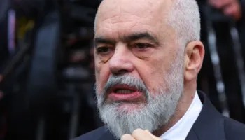 Çfarë ndodhi në Vlorë? Rama shfaqet i nervozuar gjatë mbledhjes me deputetët (Video)