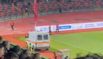 Çfarë ndodhi?/ Portieri i Elbasanit dërgohet në spital, ndërpritet për disa minuta ndeshja me Flamurtarin