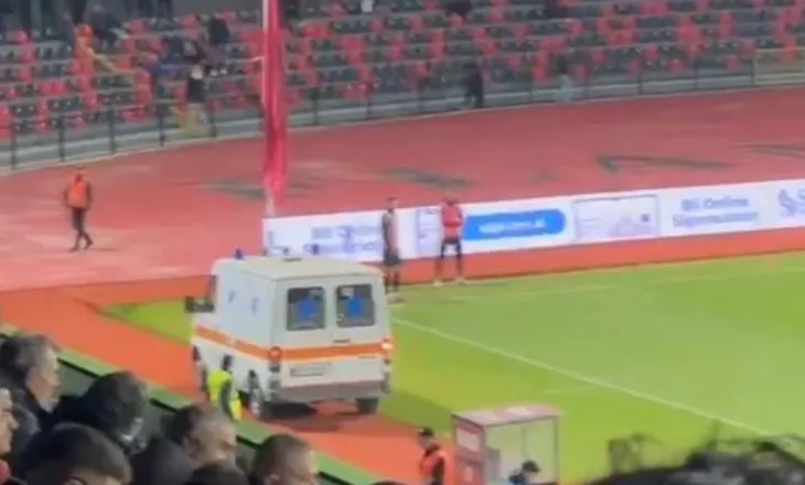 Çfarë ndodhi?/ Portieri i Elbasanit dërgohet në spital, ndërpritet për disa minuta ndeshja me Flamurtarin