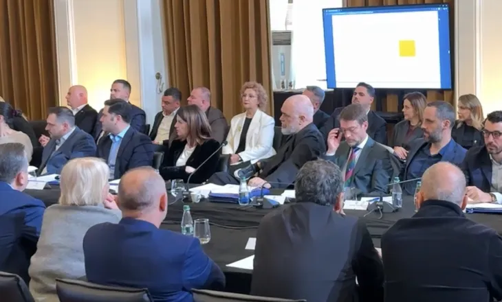 Çfarë po ndodh pas dyerve të takimit? Rama prezanton ‘Punët për Shqipërinë’: Ministrat dhe deputetët në terren