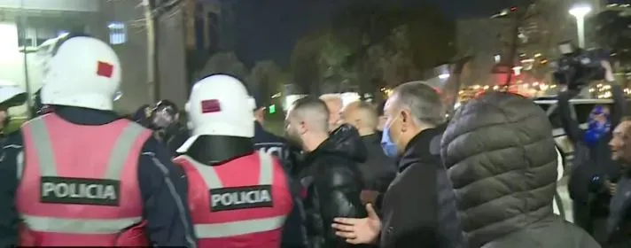Çfarë po ndodh? Sali Berishës i hedhin spraj dhe ujë në sy, ja si paraqitet gjendja e tij