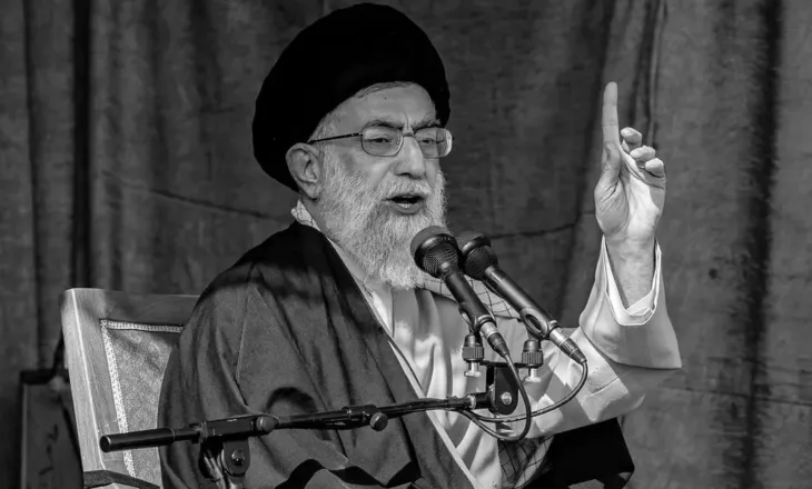 CIA e ndoqi për muaj me radhë! Si u vra Khamenei? 30 bomba në pallatin e tij, viktima mbetën edhe vajza, dhëndri dhe mbesa e tij