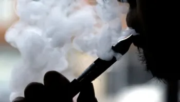 Cigaret elektronike janë më efektive për të lënë duhanin, por ekspertët paralajmërojnë se nuk janë pa rrezik