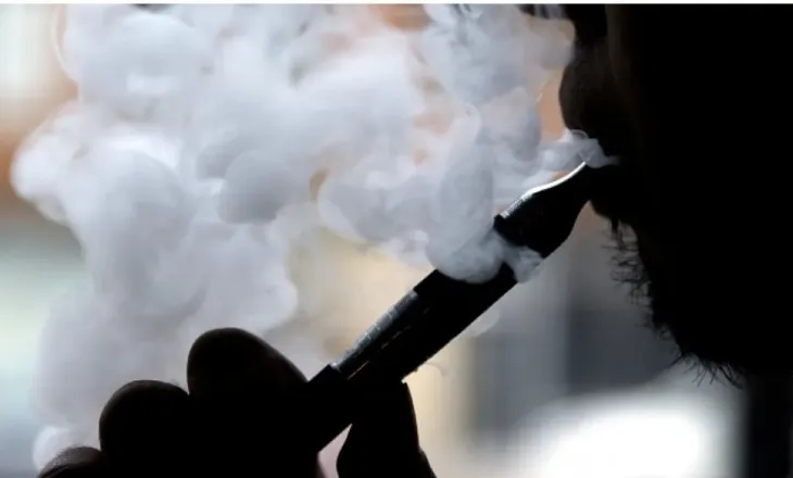 Cigaret elektronike janë më efektive për të lënë duhanin, por ekspertët paralajmërojnë se nuk janë pa rrezik