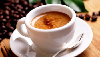 Cilat janë efektet anësore nëse pimë kafe me stomakun bosh