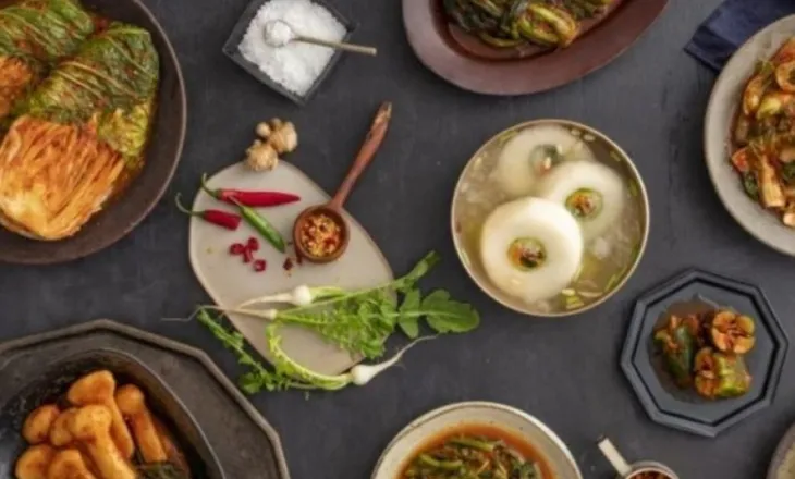 Cili ushqim mund të ndihmojë në largimin e mikroplastikës nga trupi?