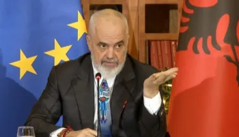 “Çmenduria…”/ Pas protestës së djeshme, Rama vizitë në ish-rezidencën e diktatorit:Artistët i gjeta të traumatizuar