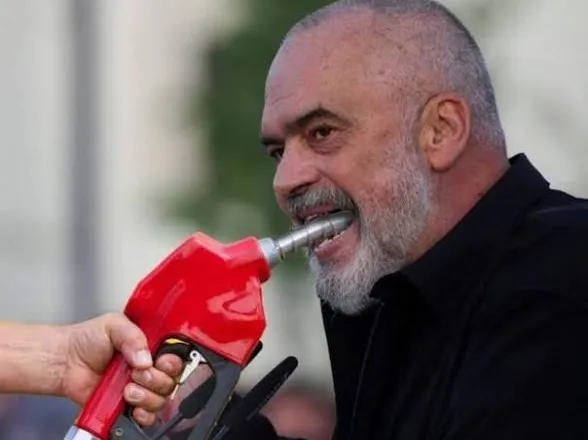 Çmimet e larta të naftës/ Shqiptarët paguajnë taksa për një litër dyfishin e rajonit