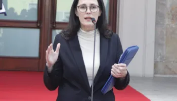 Çmimet e naftës në qiell/ Qeveria e Ramës refuzon të marrë masa: S’është puna jonë…