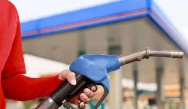 Çmimi i naftës në Kosovë/ Qytetarët ankohen për çmime të larta, ekspertët: të ulet akciza dhe TVSH-ja