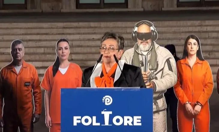 “Ç’të panë sytë, moj hallemadhe”,  simpatizantja në Foltoren e Berishës thur poezi për Shqipërinë: Luftë, vdekje..