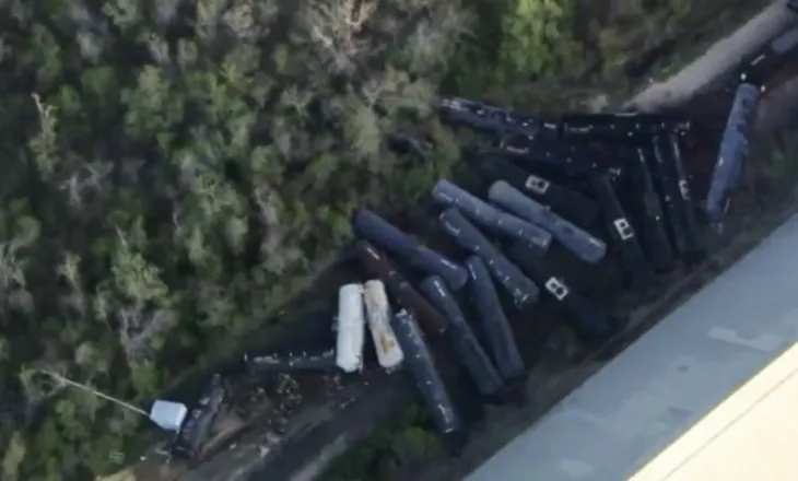 Dalin nga shinat 24 vagona treni në Teksas. Rrjedhje etanoli në zonë