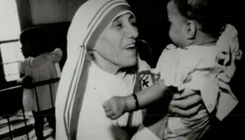 “Dashuria fillon nga shtëpia”, fjalimi frymëzues i Nënë Terezës me rastin e marrjes së Nobelit