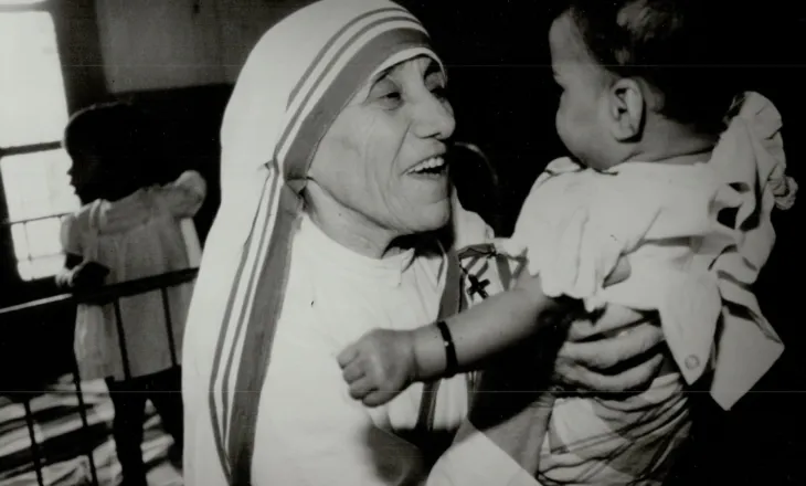 “Dashuria fillon nga shtëpia”, fjalimi frymëzues i Nënë Terezës me rastin e marrjes së Nobelit