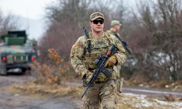 Debati mbi praninë ushtarake amerikane në Kosovë/ Wojcik: Mbetet kyçe për stabilitetin rajonal