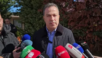 Debati mes ministres Ismailaj dhe Spiropalit në Grupin e PS, reagon Peleshi: S’jemi formacion ushtarak, kishte diskutime