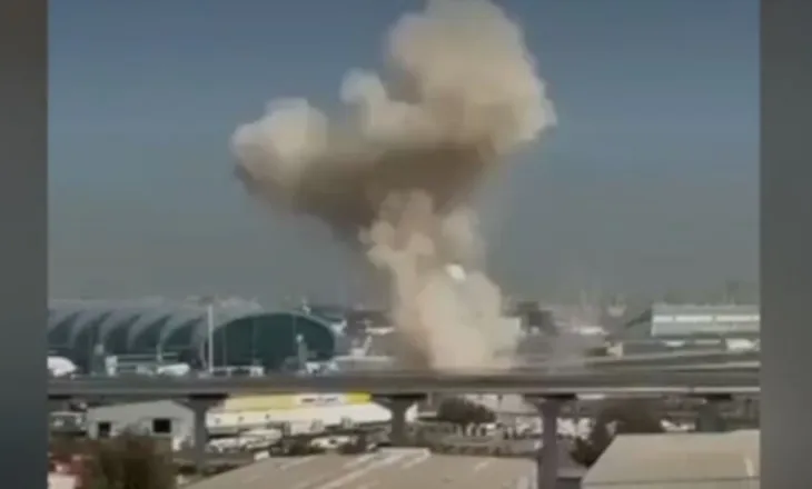 Del video, momenti kur droni iranian godet pranë Aeroportit të Dubait