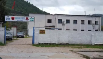 Delvinë/ Gjimnazistët protestojnë para komisariatit: Shoku u plagos pranë shkollës, ndihemi të pasigurt