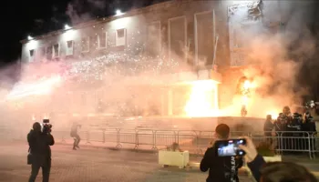 “Demostruesit u mblodhën përpara zyrës së Ramës“/ Media turke ‘i jep zë protestës’: Kërkohet dorëheqja e qeverisë