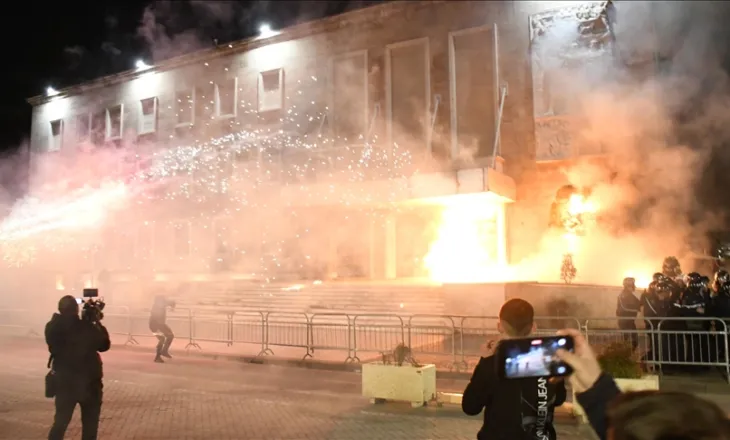 “Demostruesit u mblodhën përpara zyrës së Ramës“/ Media turke ‘i jep zë protestës’: Kërkohet dorëheqja e qeverisë