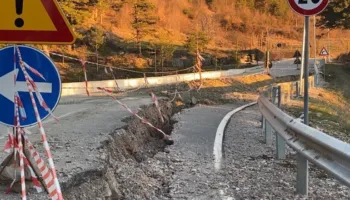 Dëmtimi i aksit pranë liqenit të Gjinarit, bashkia e Elbasanit: Rrëshqitja si pasojë e erozionit, është bërë mbushja…