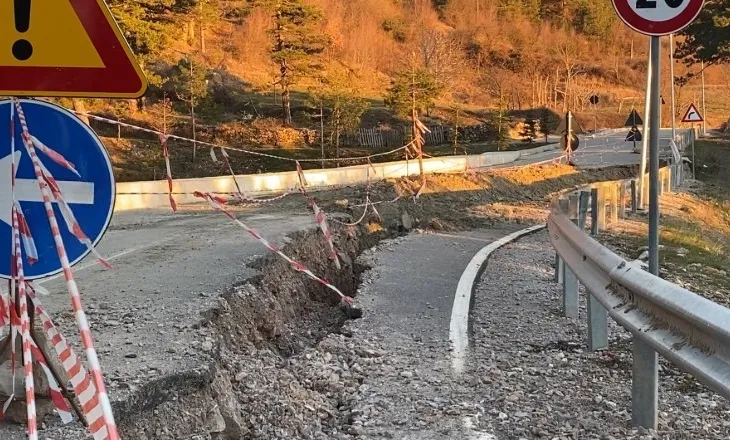 Dëmtimi i aksit pranë liqenit të Gjinarit, bashkia e Elbasanit: Rrëshqitja si pasojë e erozionit, është bërë mbushja…