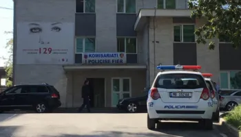 Dëmtuan kamerën e sigurisë dhe rrethimin e banesës për motive pronësie, procedohen babë e bir në Fier