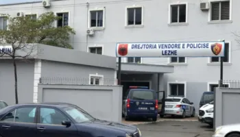 Denoncimi: 30-vjeçarja braktis fëmijët e saj të mitur dhe largohet jashtë vendit