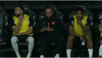 Depay kapet duke përdorur celularin në stol, stafi i Corinthians ndërhyn menjëherë (video)