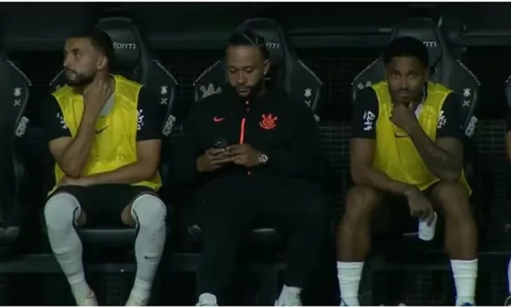 Depay kapet duke përdorur celularin në stol, stafi i Corinthians ndërhyn menjëherë (video)