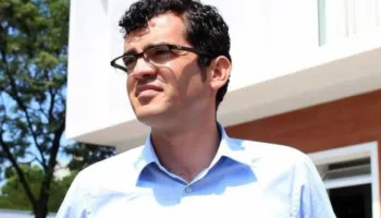 “Deputet, e di kujt i dhe dorën?”/ Braçe mesazh prekës për Namir Lapardhanë, kujton takimin vite më parë: Pushteti nuk e tjetërsoi kurrë