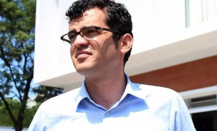 “Deputet, e di kujt i dhe dorën?”/ Braçe mesazh prekës për Namir Lapardhanë, kujton takimin vite më parë: Pushteti nuk e tjetërsoi kurrë