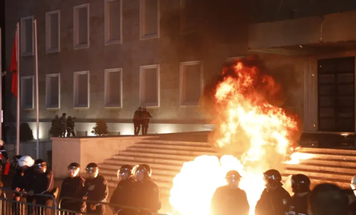 Deputetët e PD do ngujohen në Parlament? Gazetari zbulon skenarët e mundshëm nga protesta e opozitës