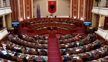 “Deputetët mashtrojnë me qiratë, karburantin dhe dietat”/ Kuvendi paguan miliona euro për 140 “baballarët e kombit”