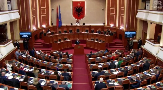 “Deputetët mashtrojnë me qiratë, karburantin dhe dietat”/ Kuvendi paguan miliona euro për 140 “baballarët e kombit”