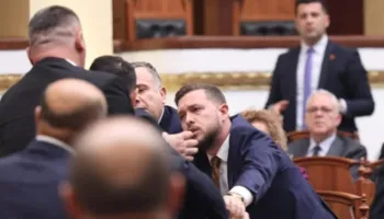 Deputetët ndeshen në seancë, përplasje e fortë mes Balliut dhe Ballës (Video)