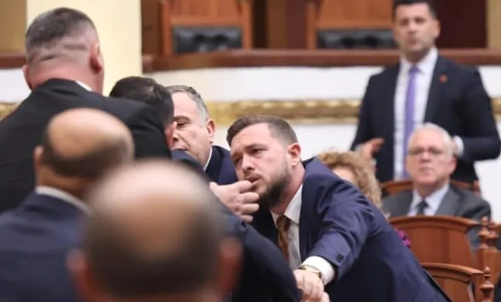 Deputetët ndeshen në seancë, përplasje e fortë mes Balliut dhe Ballës (Video)