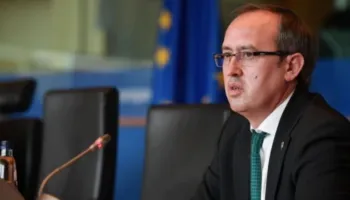 Deputeti akuza Kurtit, Hoti: Po e çon vendin drejt zgjedhjeve të reja