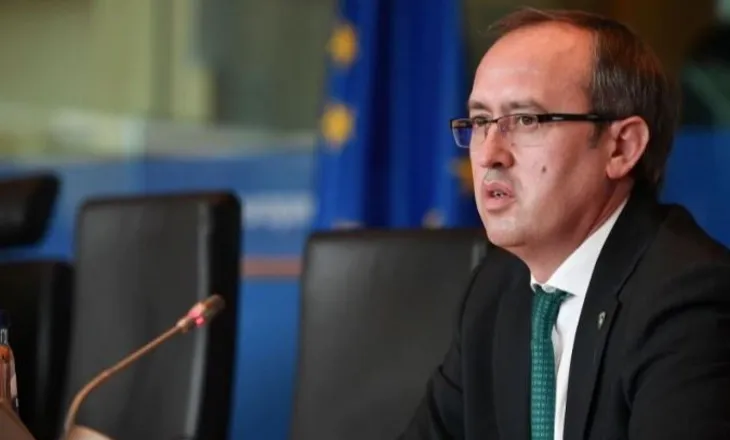 Deputeti akuza Kurtit, Hoti: Po e çon vendin drejt zgjedhjeve të reja