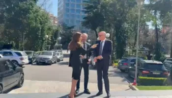 Deputeti i Bundestagut mbërrin në selinë e PD, pritet takimi me Berishën