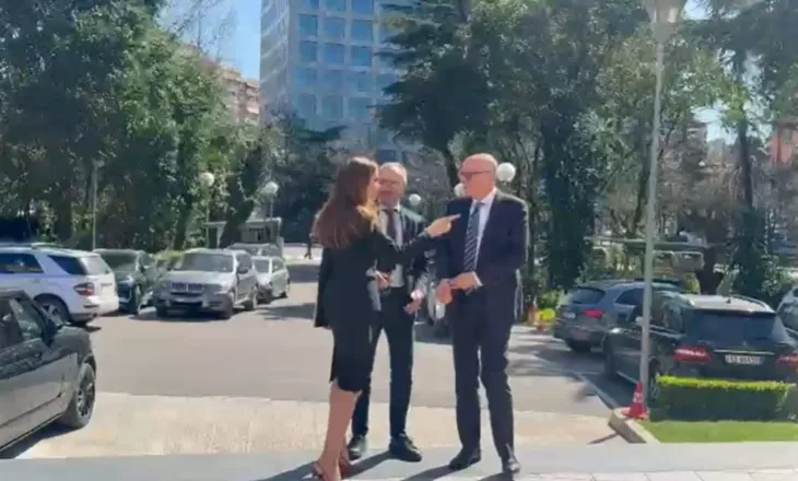 Deputeti i Bundestagut mbërrin në selinë e PD, pritet takimi me Berishën