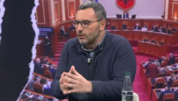 Deputeti kapet mat duke luajtur shah në Kuvend,Qori ironizon: Po të isha në vendin e tij, do kisha marrë edhe një libër