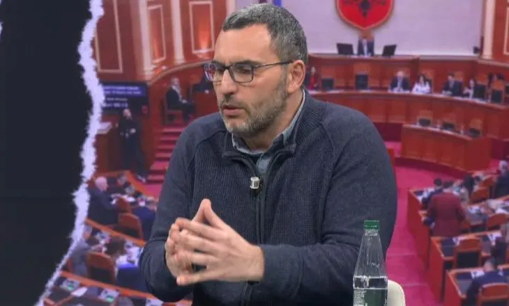 Deputeti kapet mat duke luajtur shah në Kuvend,Qori ironizon: Po të isha në vendin e tij, do kisha marrë edhe një libër