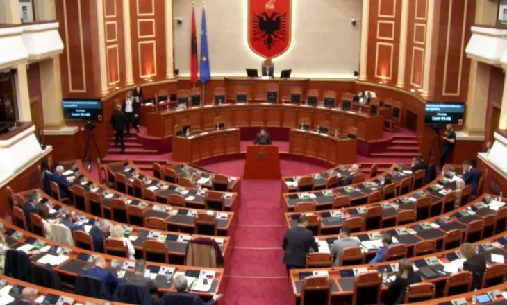 Deputetja e PS merr fjalën në Kuvend, opozita vendos këngën “Çun Mulaj”