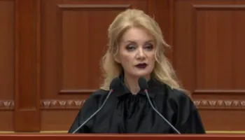 Deputetja Luarasi në Kuvend: Pamjet me flakë në zemër të Tiranës, largojnë turistët nga Shqipëria