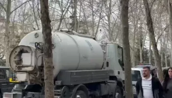 Detaje nga aksidenti tragjik pranë Gjykatës së Tiranës, 72-vjeçarja u pengua në gomën e autobotit dhe…shoferi mbetet në burg