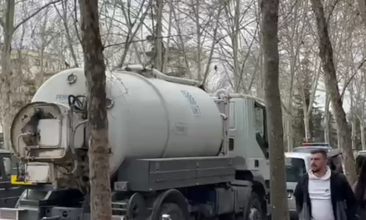 Detaje nga aksidenti tragjik pranë Gjykatës së Tiranës, 72-vjeçarja u pengua në gomën e autobotit dhe…shoferi mbetet në burg