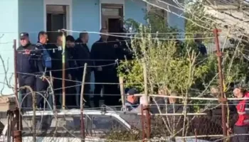 Detaje nga krimi i rëndë në familje/ Djali gjeti të moshuarit pa jetë në shtëpi: Babai ishte tip konfliktual, u zumë për… (DËSHMIA)