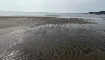 Deti largohet nga vija bregdetare në Shëngjin, shfaqet fenomeni i zbaticës